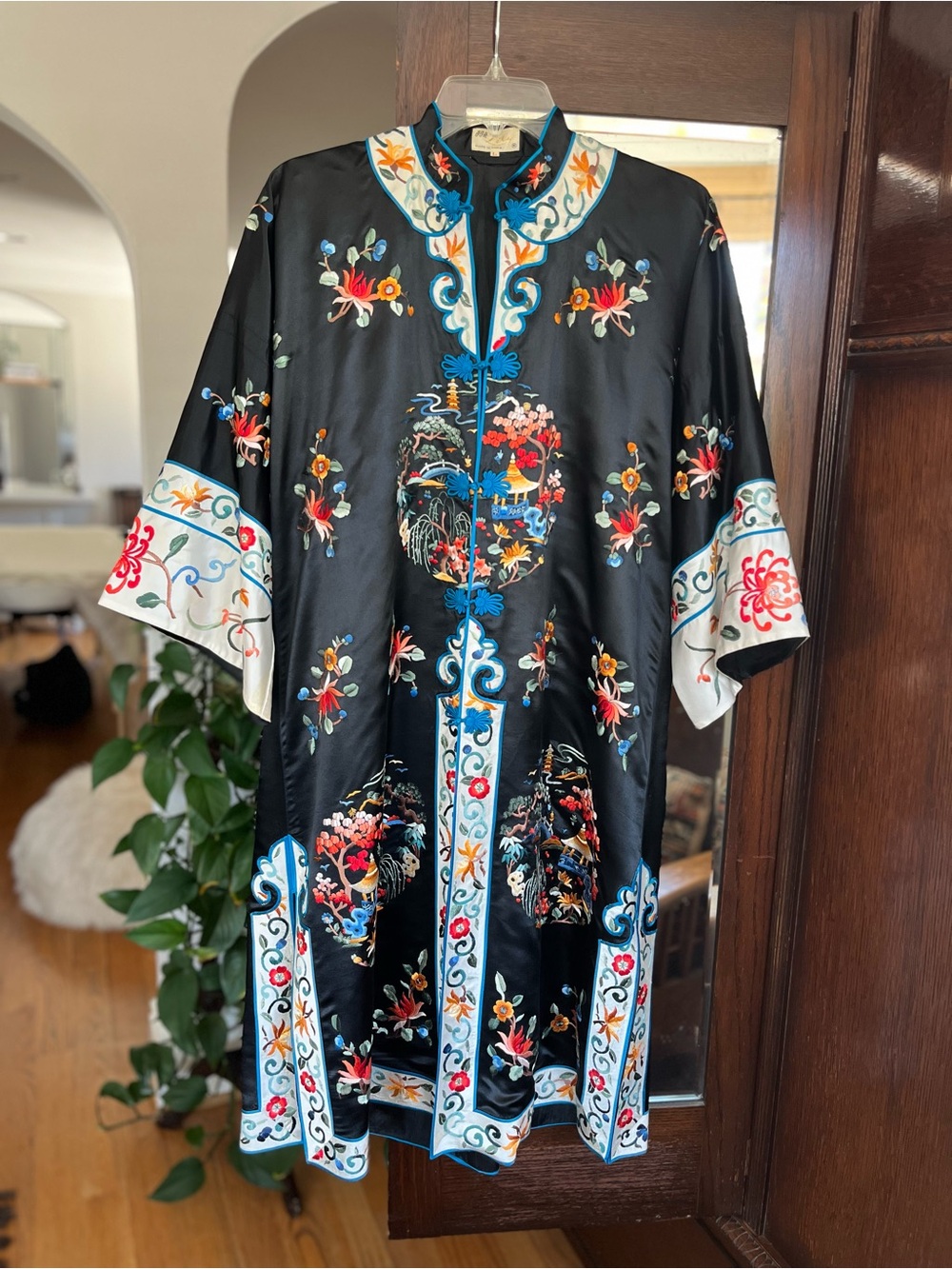 Vintage 70s 80s Bai Hua Lily Embroidered SILK Robe Kimono Jacket. “L”/ medium